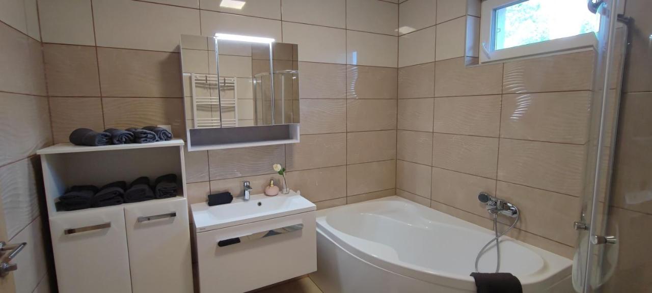 شقة White Column House Diosd المظهر الخارجي الصورة