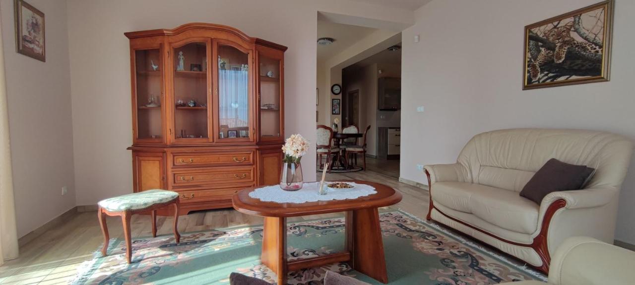 شقة White Column House Diosd المظهر الخارجي الصورة