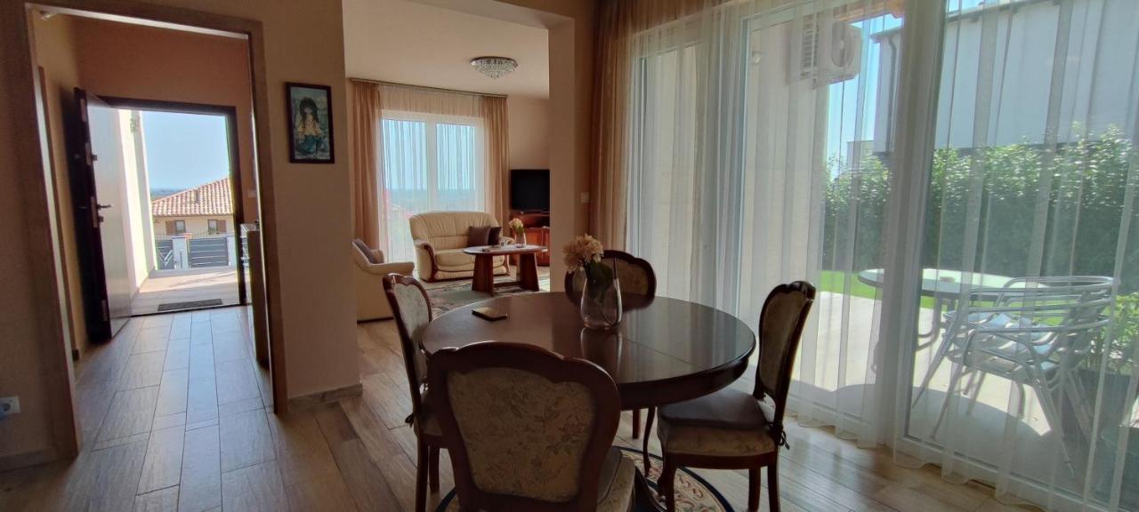 شقة White Column House Diosd المظهر الخارجي الصورة