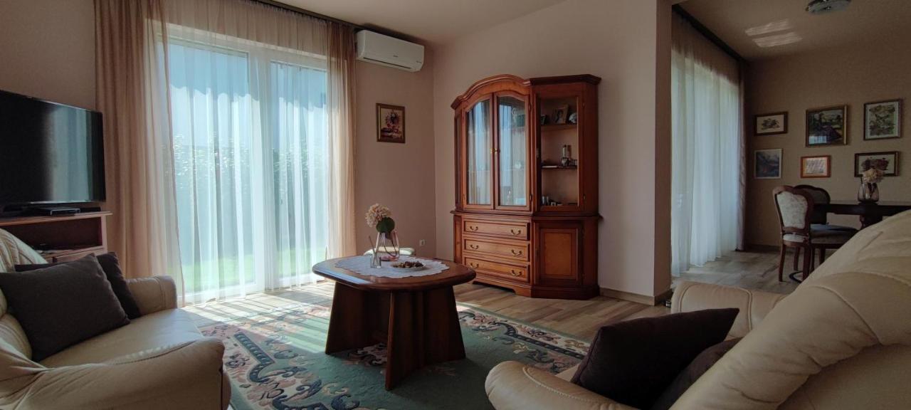شقة White Column House Diosd المظهر الخارجي الصورة