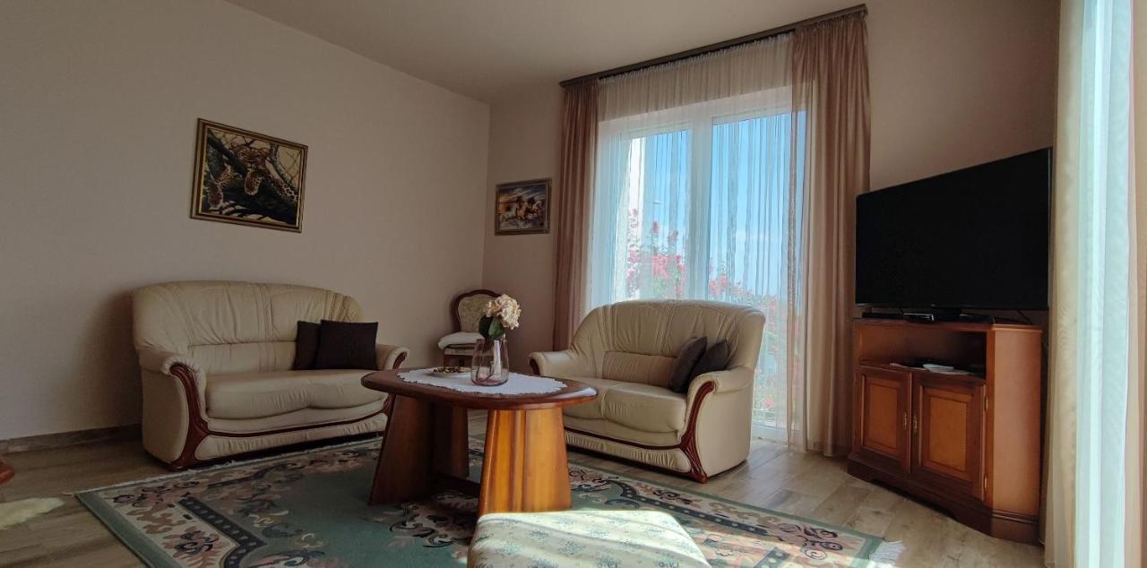 شقة White Column House Diosd المظهر الخارجي الصورة