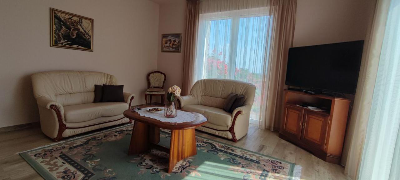 شقة White Column House Diosd المظهر الخارجي الصورة