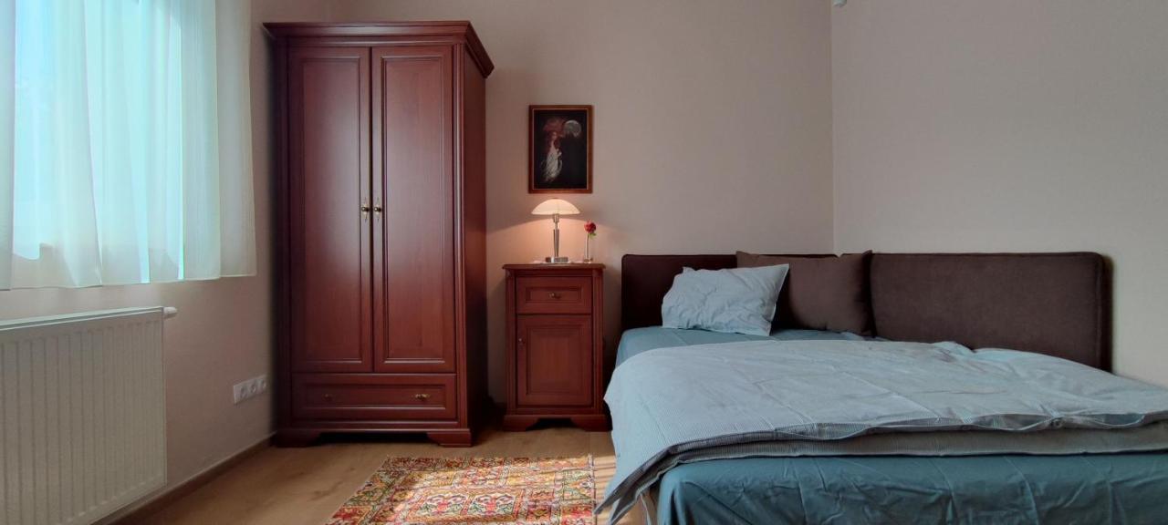شقة White Column House Diosd المظهر الخارجي الصورة